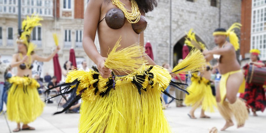 Tahiti: danzatori in costume tradizionale 